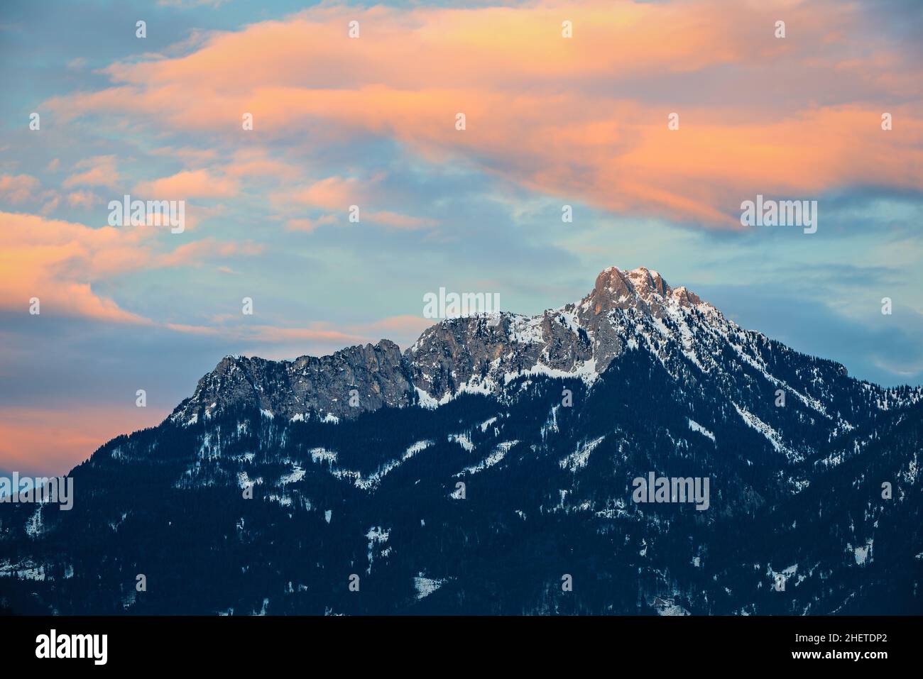 nuages orange au-dessus de la montagne du tyrol en hiver Banque D'Images