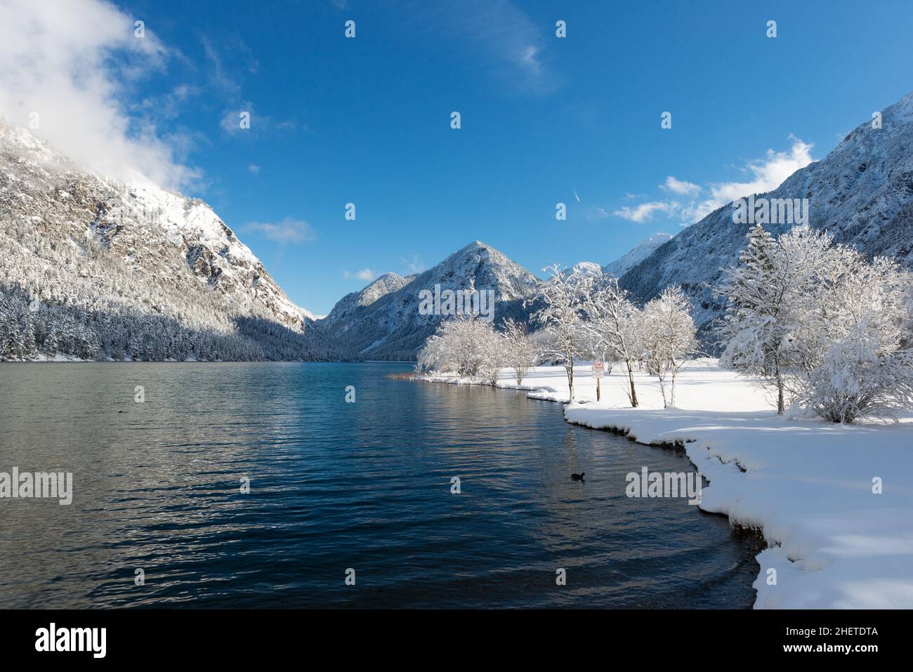 lac alpin frais et froid dans les montagnes autrichiennes avec de la neige Banque D'Images