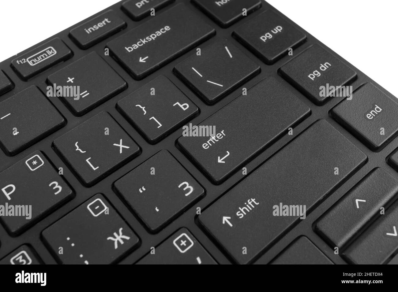 Partie d'un clavier pour un ordinateur gros plan sur un fond blanc Banque D'Images