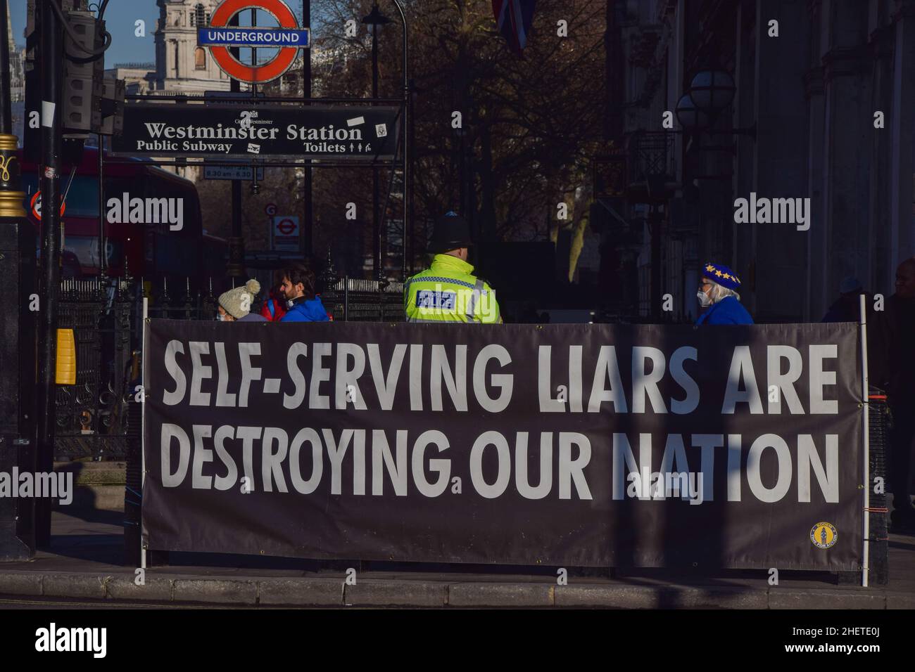 Londres, Royaume-Uni 12th janvier 2022.Bannière anti-conservatrice sur la place du Parlement.Les manifestants se sont rassemblés à Westminster devant les QPM alors que la pression monte sur Boris Johnson au sujet des parties en confinement à la rue Downing no 10. Banque D'Images