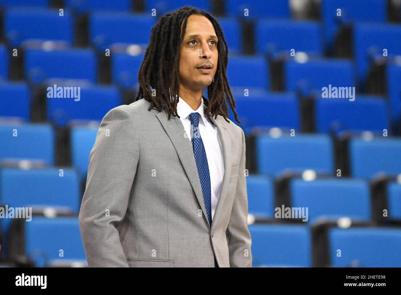 Nate Girma, directeur de l'Athletic Performance de l'UCLA Bruins, regarde lors d'un match de basket-ball de la NCAA contre l'État de long Beach 49ers, le jeudi 6 janvier, Banque D'Images