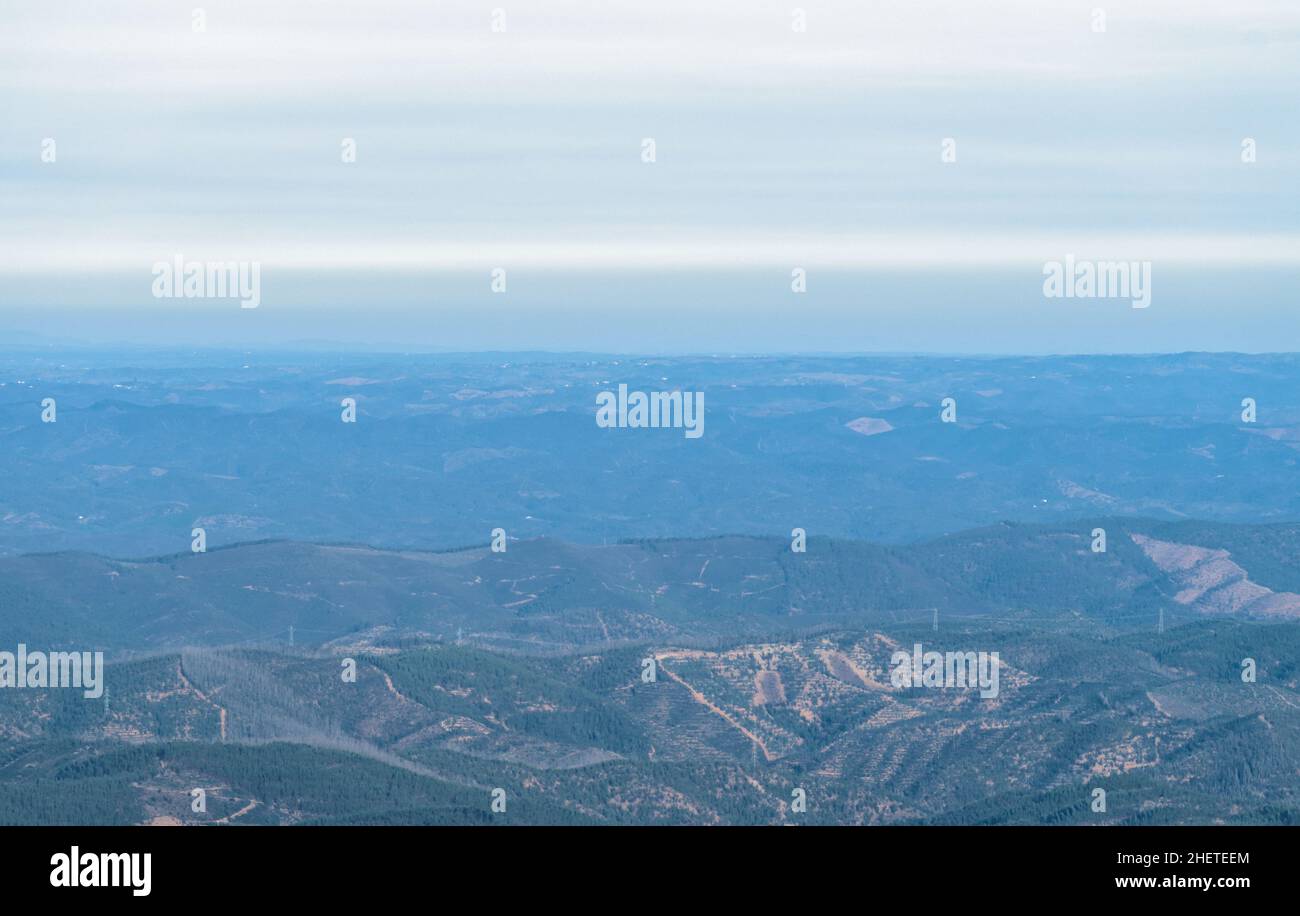 Vue depuis le plus haut sommet de Foia dans les montagnes Monchique. Algarve, Portugal Banque D'Images