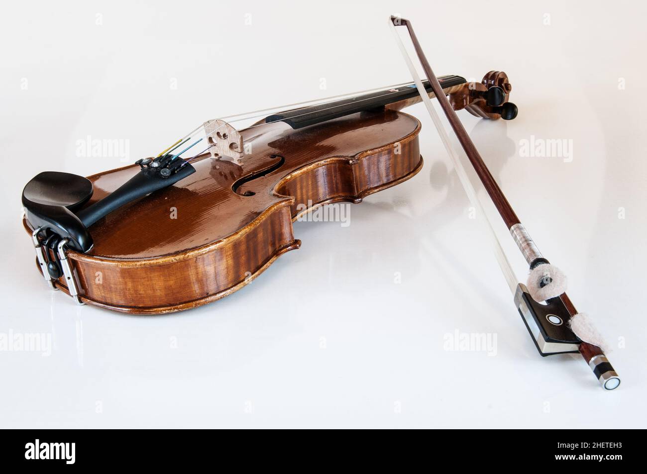 violon musical en bois avec arc sur fond blanc Banque D'Images