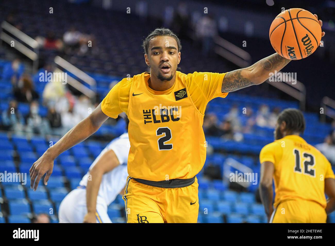 Long Beach State 49ers avance Jordan Roberts (2) lors d'un match de basket-ball NCAA contre les Bruins UCLA, le jeudi 6 janvier 2022, à Los Angeles.UCLA Banque D'Images