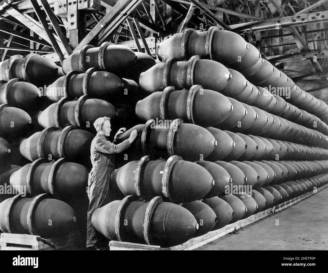 TRAVAILLEUR DE MUNITIONS.Un travailleur de l'usine d'artillerie américaine Nebraska Ordnance Plant à Omaha, Nebraska, avec des affaires de bombe de 1000 lb en mai 1943 Banque D'Images