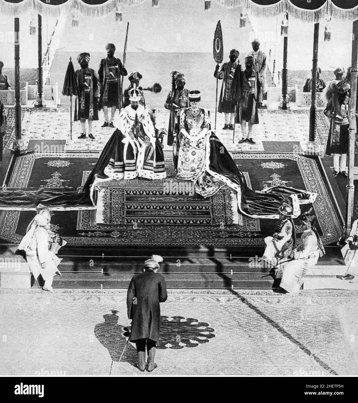 GEPRGE V et la reine Mary recevant l'hommage du Nizam de Hyderabad à He 1911 Delhi Durbar Banque D'Images