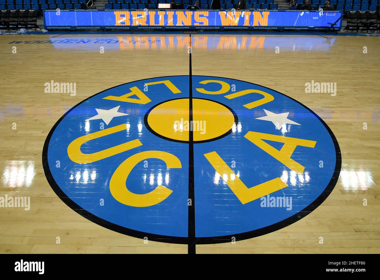 Vue détaillée du logo de l'UCLA en milieu de terrain après un match de basket-ball de la NCAA entre les Bruins de l'UCLA et le long Beach State 49ers, le jeudi 6 janvier 20 Banque D'Images