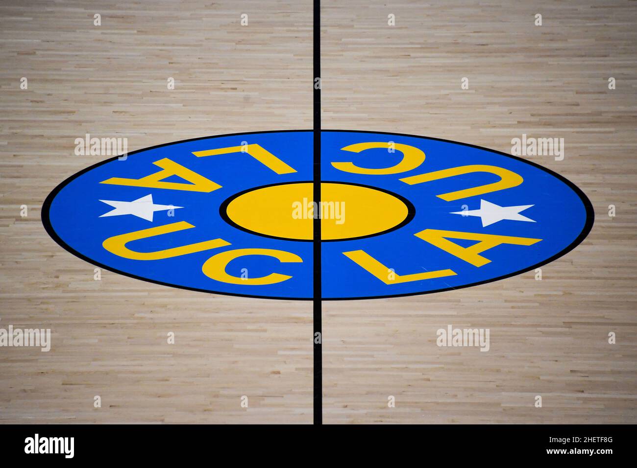 Vue détaillée du logo de l'UCLA en milieu de terrain avant un match de basket-ball de la NCAA entre les Bruins de l'UCLA et le long Beach State 49ers, le jeudi 6 janvier 2 Banque D'Images
