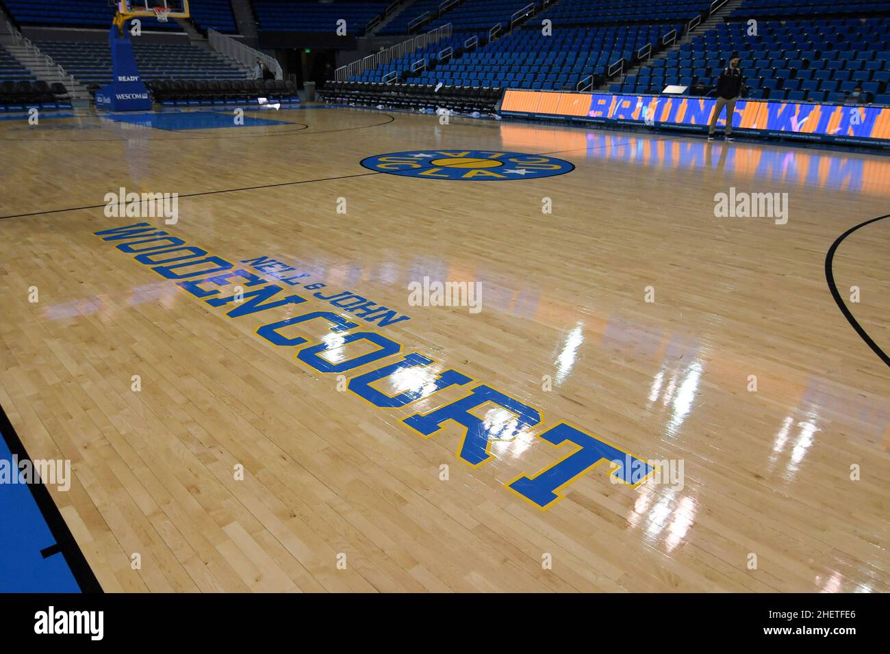 Vue détaillée du Nell and John Wooden court après un match de basket-ball de la NCAA entre les Bruins de l'UCLA et le long Beach State 49ers, jeudi 6 janvier Banque D'Images