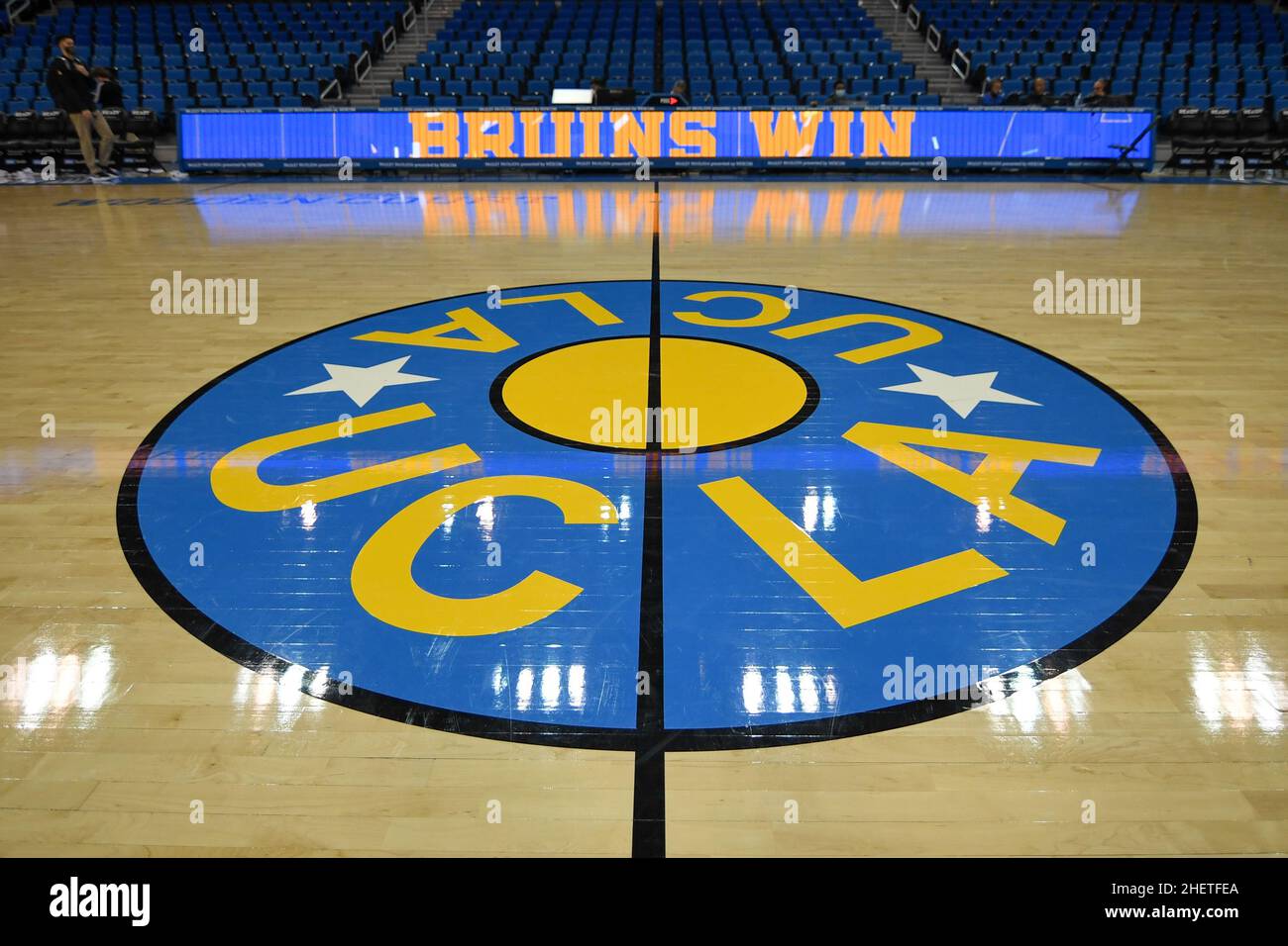 Vue détaillée du logo de l'UCLA en milieu de terrain après un match de basket-ball de la NCAA entre les Bruins de l'UCLA et le long Beach State 49ers, le jeudi 6 janvier 20 Banque D'Images