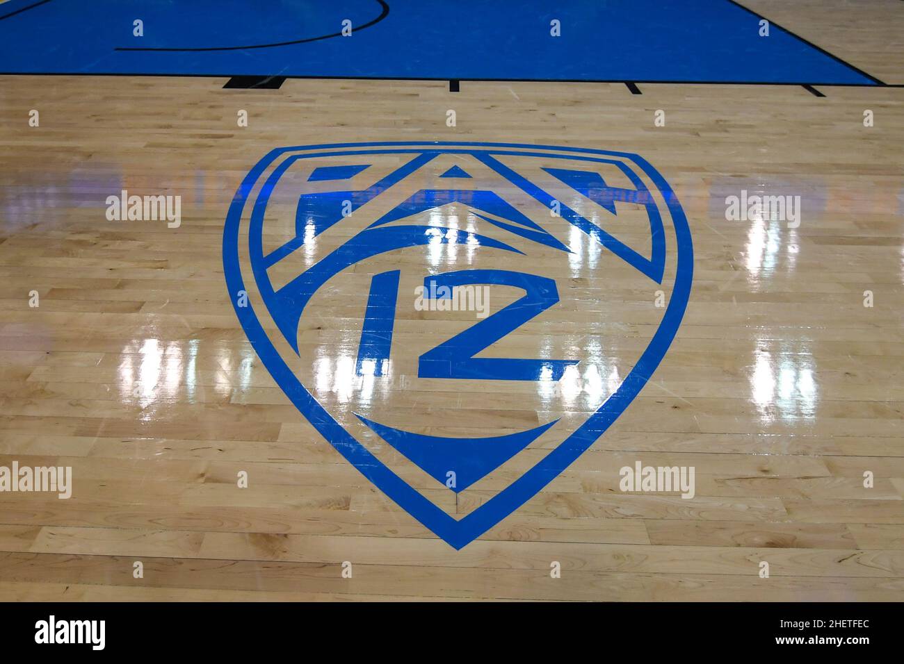 Vue détaillée du logo PAC-12 en milieu de terrain après un match de basket-ball de la NCAA entre les Bruins de l'UCLA et le long Beach State 49ers, le jeudi 6 janvier, Banque D'Images