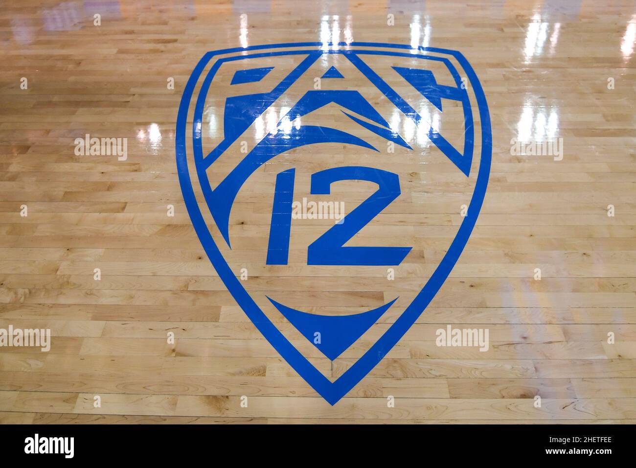 Vue détaillée du logo PAC-12 en milieu de terrain après un match de basket-ball de la NCAA entre les Bruins de l'UCLA et le long Beach State 49ers, le jeudi 6 janvier, Banque D'Images