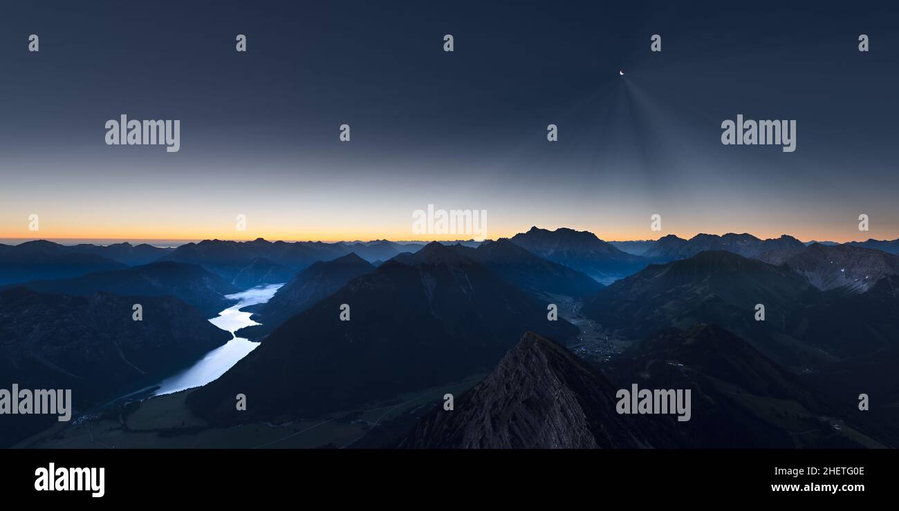 lever de soleil dans les montagnes des alpes autrichiennes avec lumière de lune et lac réfléchissant Banque D'Images