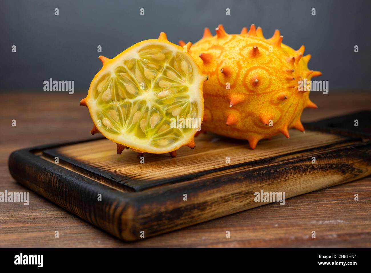 melon de fruit jaune ou concombre kiwano africain sucré sur bois Banque D'Images