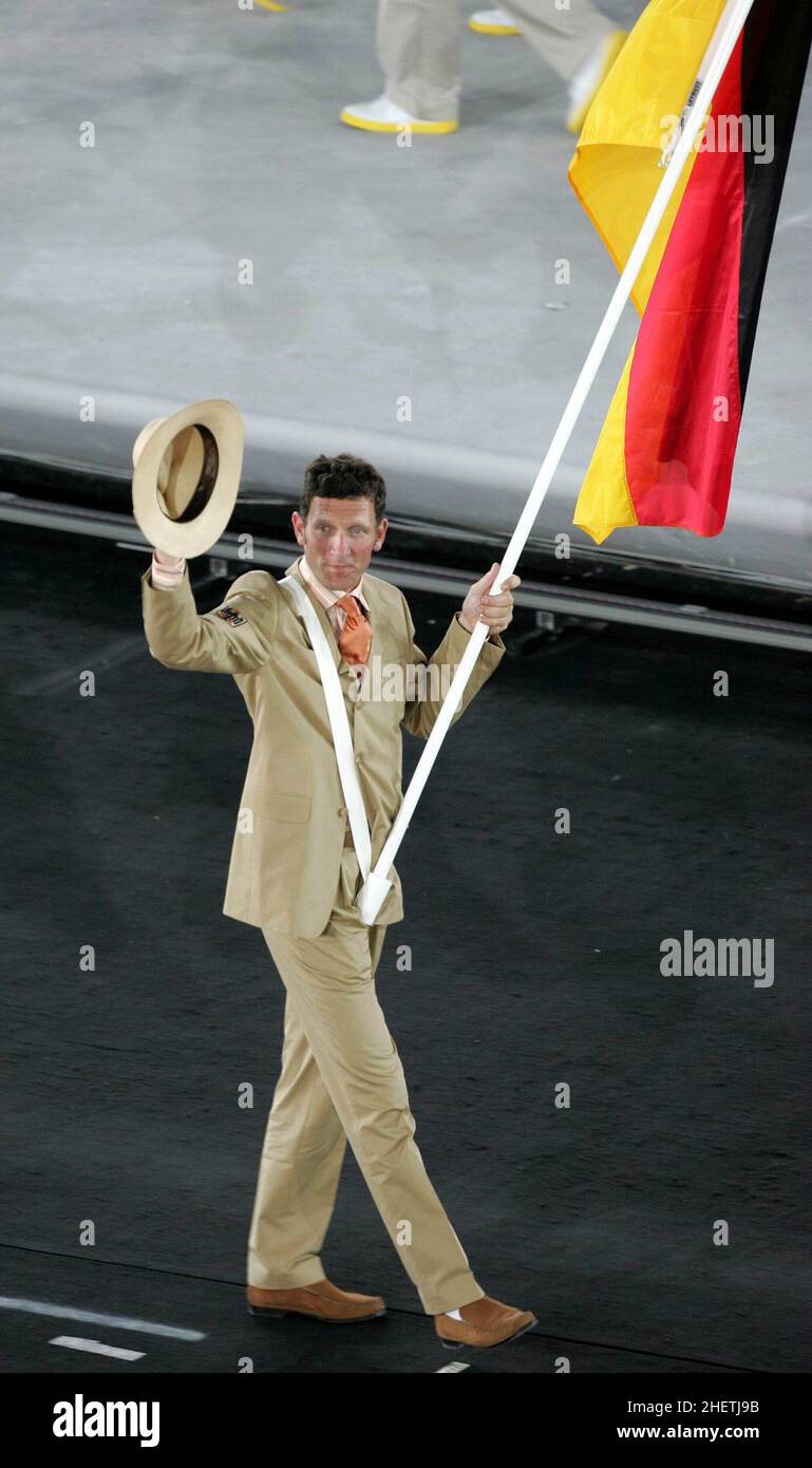 Athènes, Allemagne.13th août 2004. Firo 13.8.2004 Jeux Olympiques, Jeux d'été 2004 à Athènes, cérémonie d'ouverture olympique - cérémonie d'ouverture du porte-drapeau de l'équipe allemande, Ludger beerbaum copyright by firo sportphoto Pfefferackerstr.2a 45894 Gelsenkirchen mail@firosportphoto.de (Volksbank Bochum-Witten) BLZ.: 430 601 29 Kt.N°: 341 117 100 Tél.: 0209 9304402 Fax: 0209 9304443 crédit: dpa/Alay Live News Banque D'Images