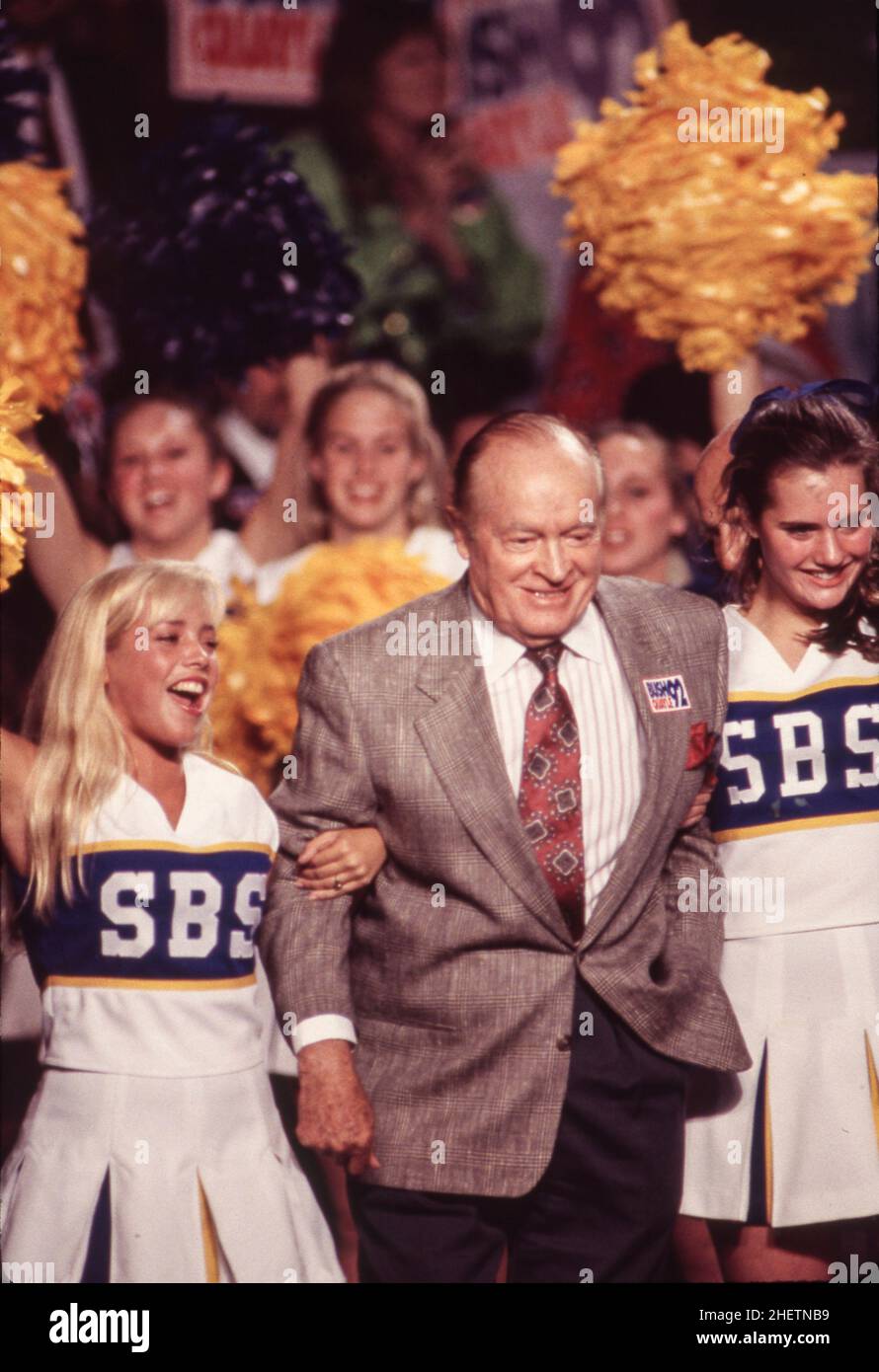 Houston Texas USA, novembre 3 1992: Le amuseur Bob Hope est escorté par des meneurs sur la scène à l'événement de la campagne de réélection du Prest. George W. Bush, le soir de l'élection.©Bob Daemmrich Banque D'Images