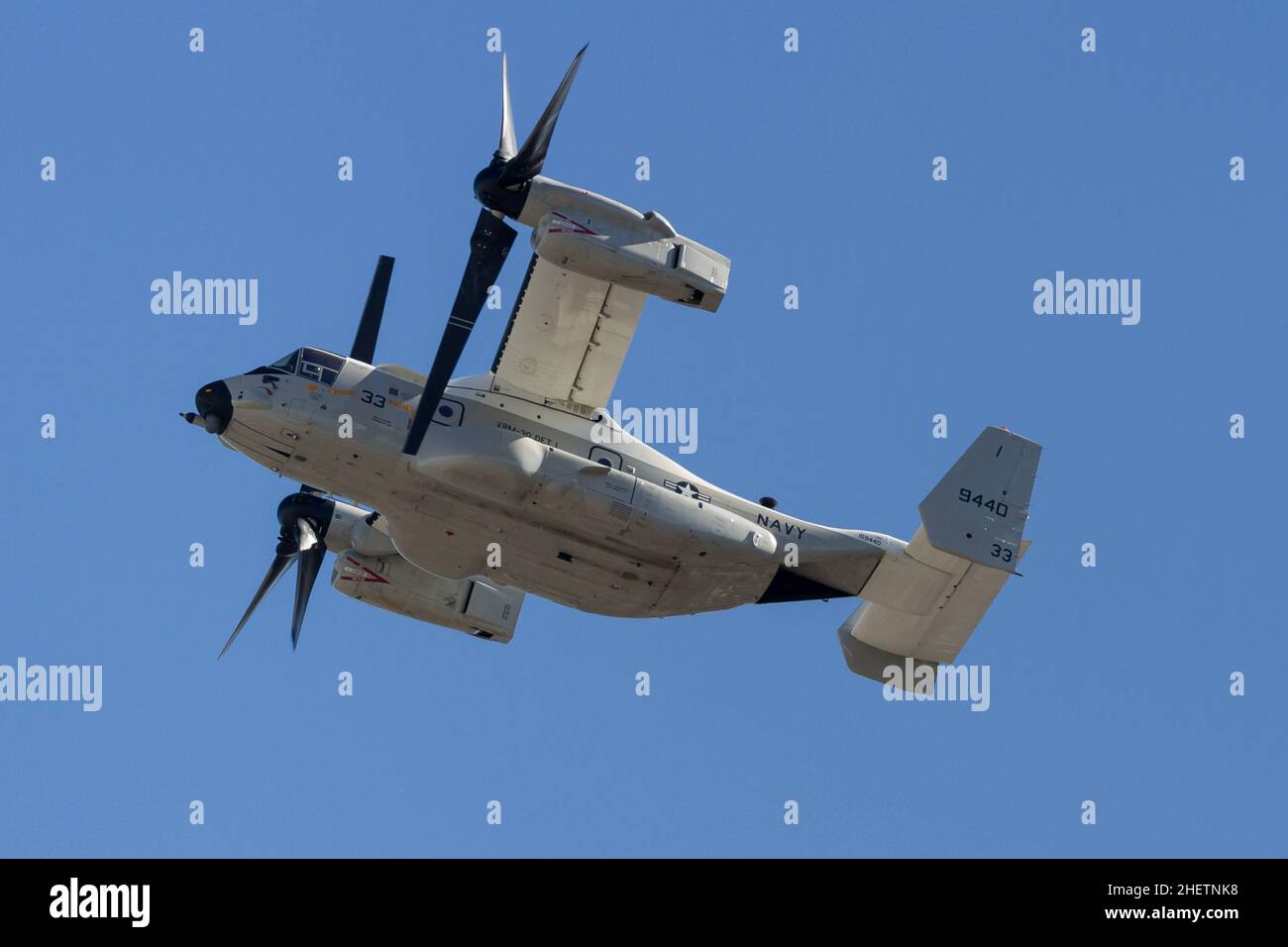 Un Boeing V22, CMV-22B de Bell, un avion de transport à rotor inclinable Osprey avec le United States Navy Fleet Logistics Multi-Mission Squadron 30 (VRM-30) survolant Kanagawa, au Japon. Banque D'Images