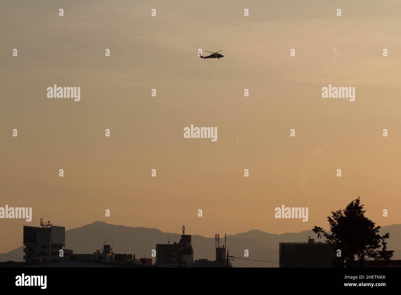 Sikorsky SH-60 hélicoptères Seahawk volant au coucher du soleil à partir de l'installation aérienne navale Atsugi, Yamato, Kanagawa, Japon. Banque D'Images
