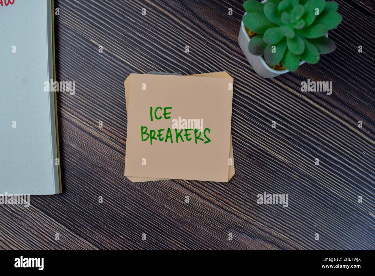 Les brise-glace écrivent sur les notes adhésives isolées sur la table en bois. Banque D'Images