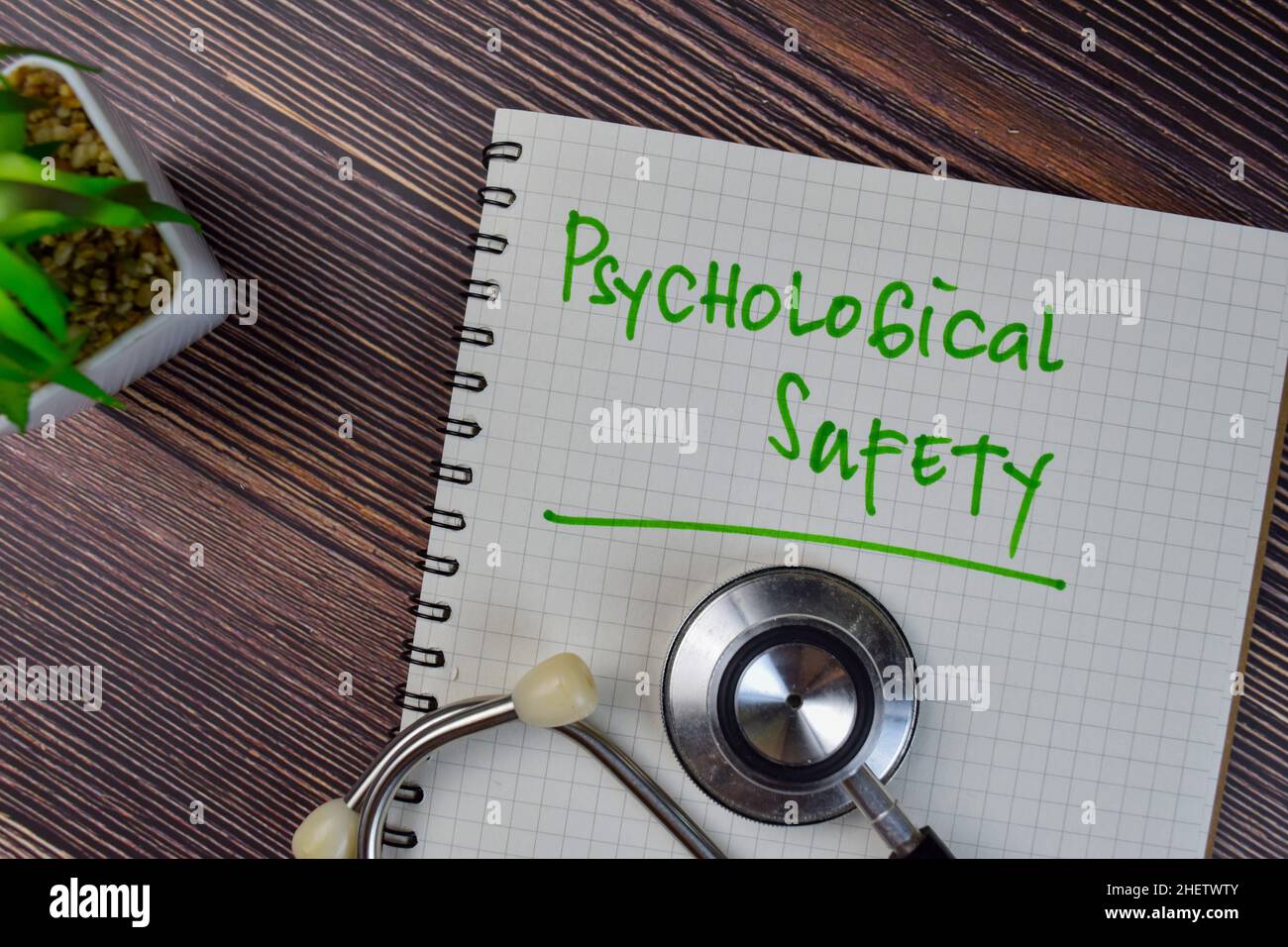 Sécurité psychologique écrire sur un livre isolé sur une table en bois. Banque D'Images