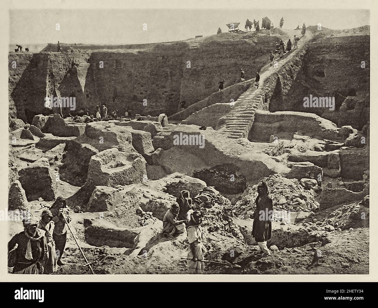 Vue générale des fouilles du cimetière royal de l'ur en regardant le Sud-est montrant la tombe de Meskalamdug la tombe royale et la grande fosse de la mort.Photographie prise en 1928 lors de l'expédition conjointe en Mésopotamie par le British Museum et le Museum of the University of Pennsylvania. Banque D'Images