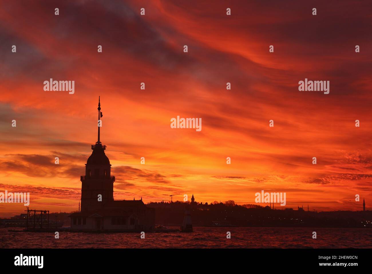 Vue sur la Tour de la Maiden dans la ville d'Istanbul en Turquie.Tour historique et coucher de soleil parfait sur le Bosphore. Banque D'Images