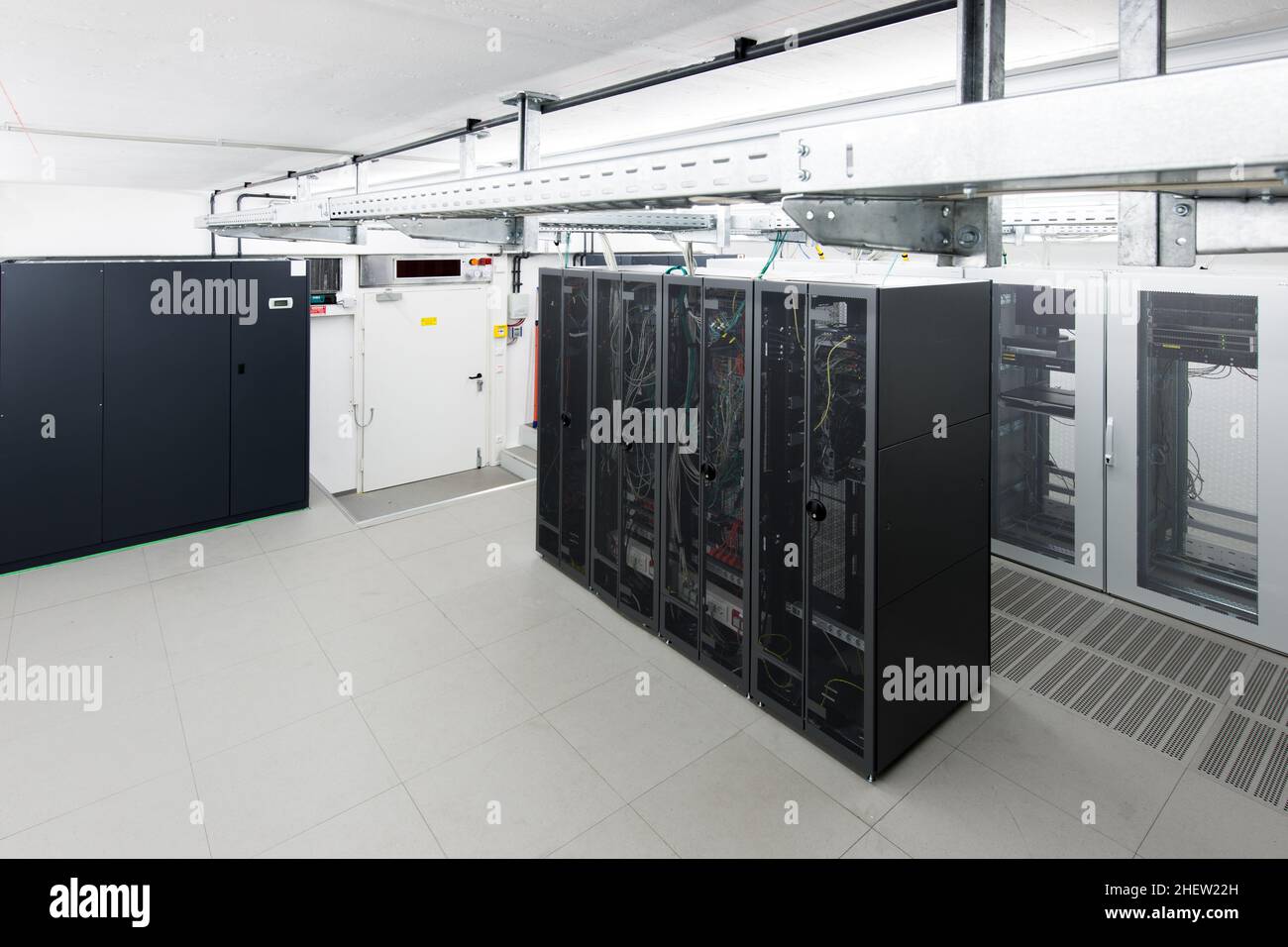 petite salle de serveurs climatisée avec racks noirs et unité de contrôle de la température Banque D'Images
