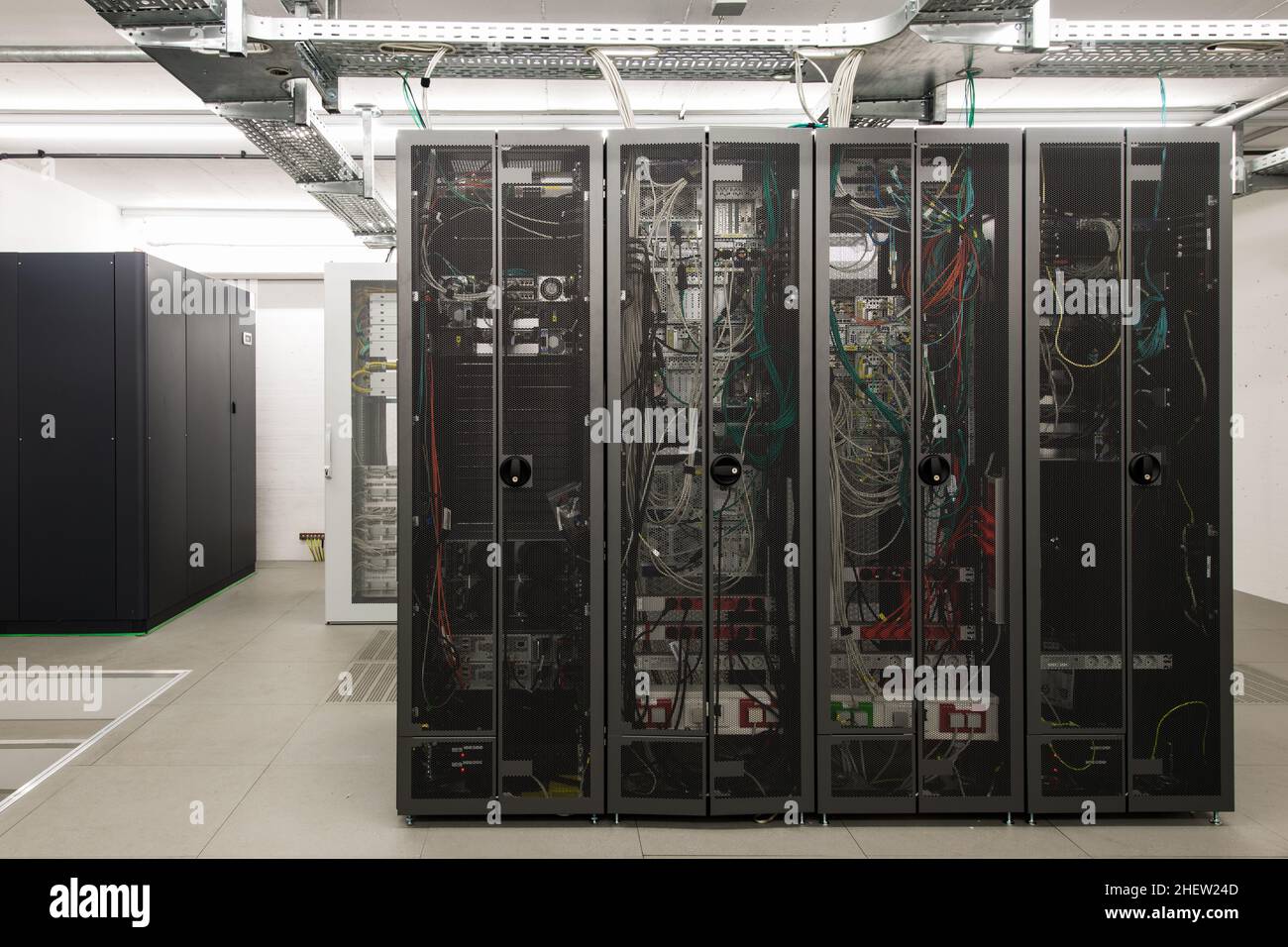 arrière des racks de serveurs noirs disposés dans la petite salle informatique Banque D'Images