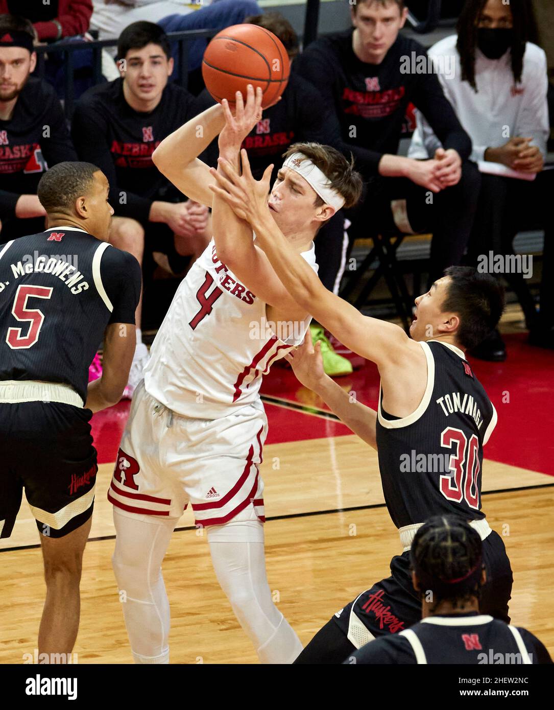 Piscataway, New Jersey, États-Unis.12th janvier 2022.Rutgers Scarlet le gardien des chevaliers Paul Mulcahy (4) reçoit la pression de la garde des Cornhuskers du Nebraska Keisei Tominaga (30) pendant le match entre les Cornhuskers du Nebraska et les chevaliers de Rutgers Scarlet à l'arène de Jersey Mikes à Piscataway, New Jersey, le samedi 8 2022 janvier.Rutgers a battu Nebraska 93-65.Duncan Williams/CSM/Alamy Live News Banque D'Images