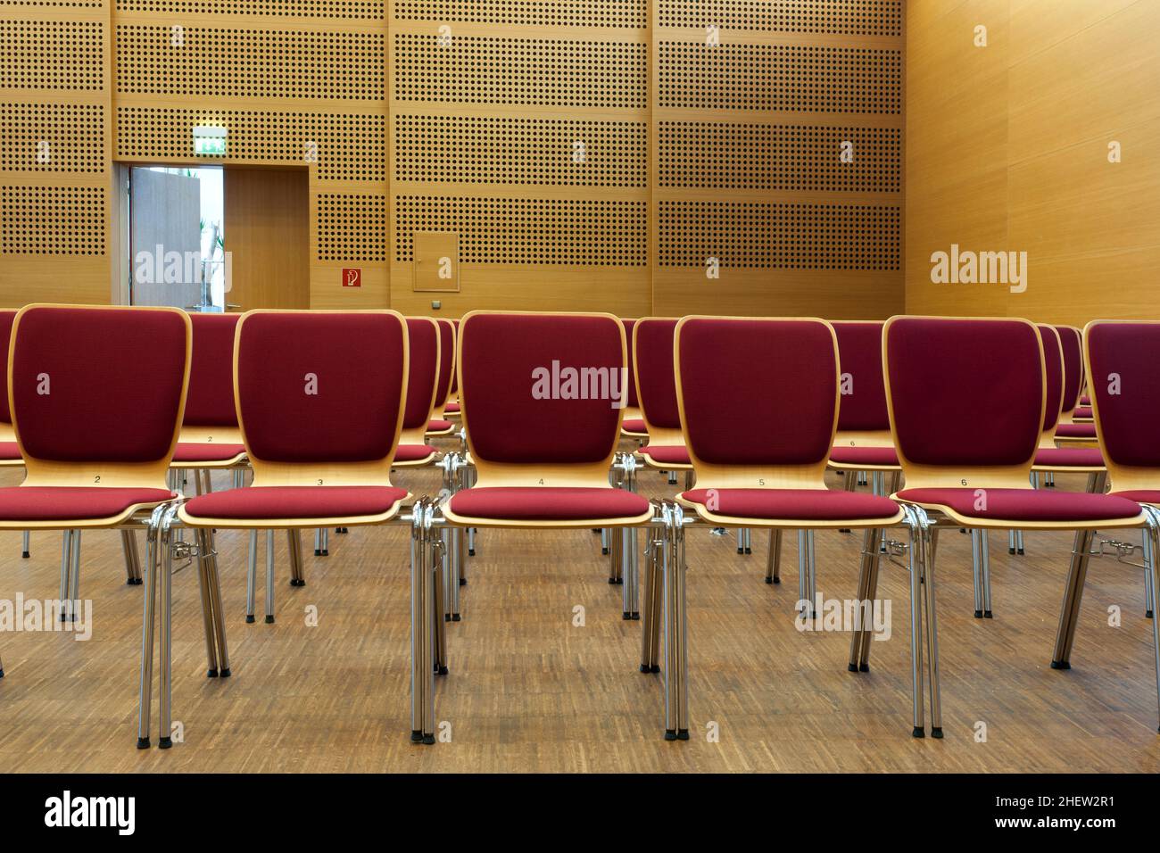 chaises rembourrées rouges prêtes pour s'asseoir dans une salle de concert Banque D'Images