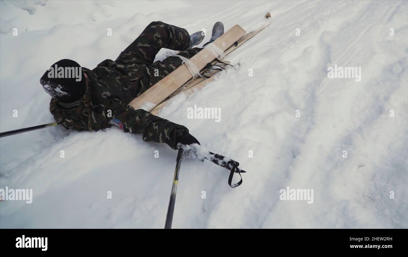Skieur après accident en attente de secours couché dans la  neige.Attache.Skieur professionnel après accident sur la pente de la  station de ski - urgence sport d'hiver c Photo Stock - Alamy
