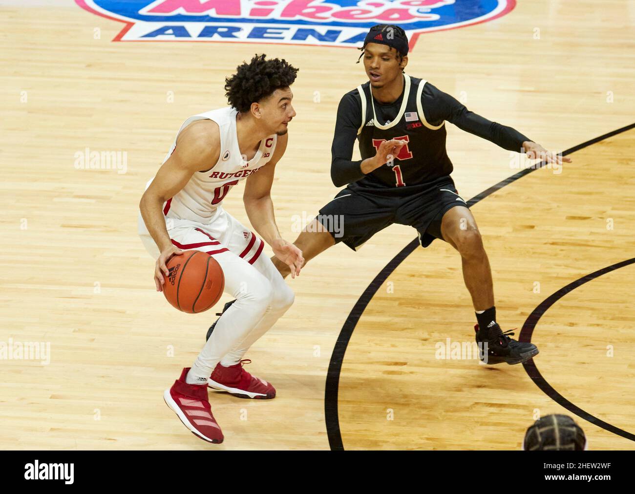 Piscataway, New Jersey, États-Unis.12th janvier 2022.Rutgers Scarlet Knights Guard Geo Baker (0) est défendu par Nebraska Cornhuskers Guard Alonzo Verge Jr. (1) dans la première moitié du match entre les Cornhuskers du Nebraska et les Rutgers Scarlet Knights à Jersey Mikes Arena à Piscataway, New Jersey, le samedi 8 2022 janvier.Rutgers a battu Nebraska 93-65.Duncan Williams/CSM/Alamy Live News Banque D'Images