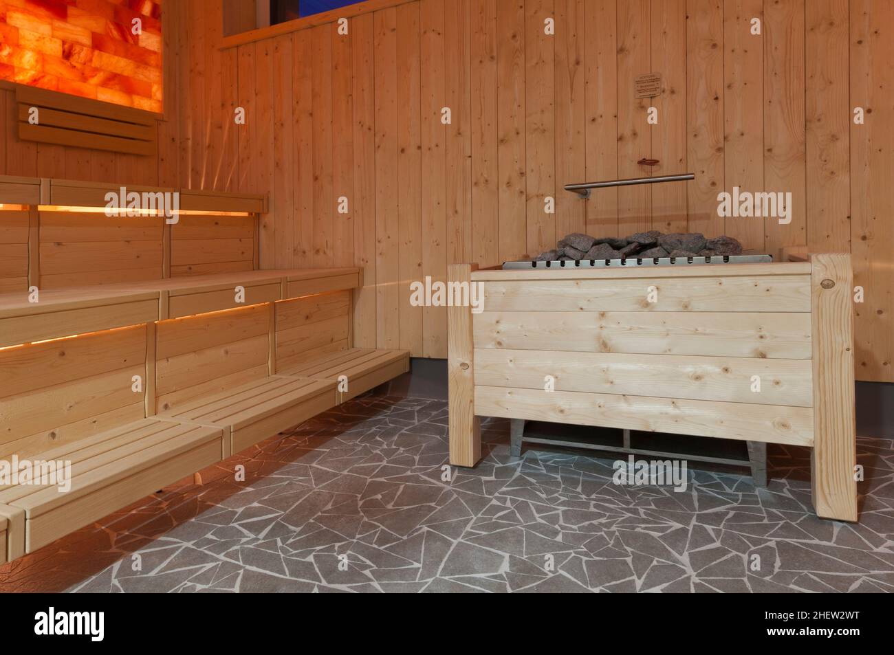 sauna à vapeur en bois avec bancs et lumière romantique Banque D'Images