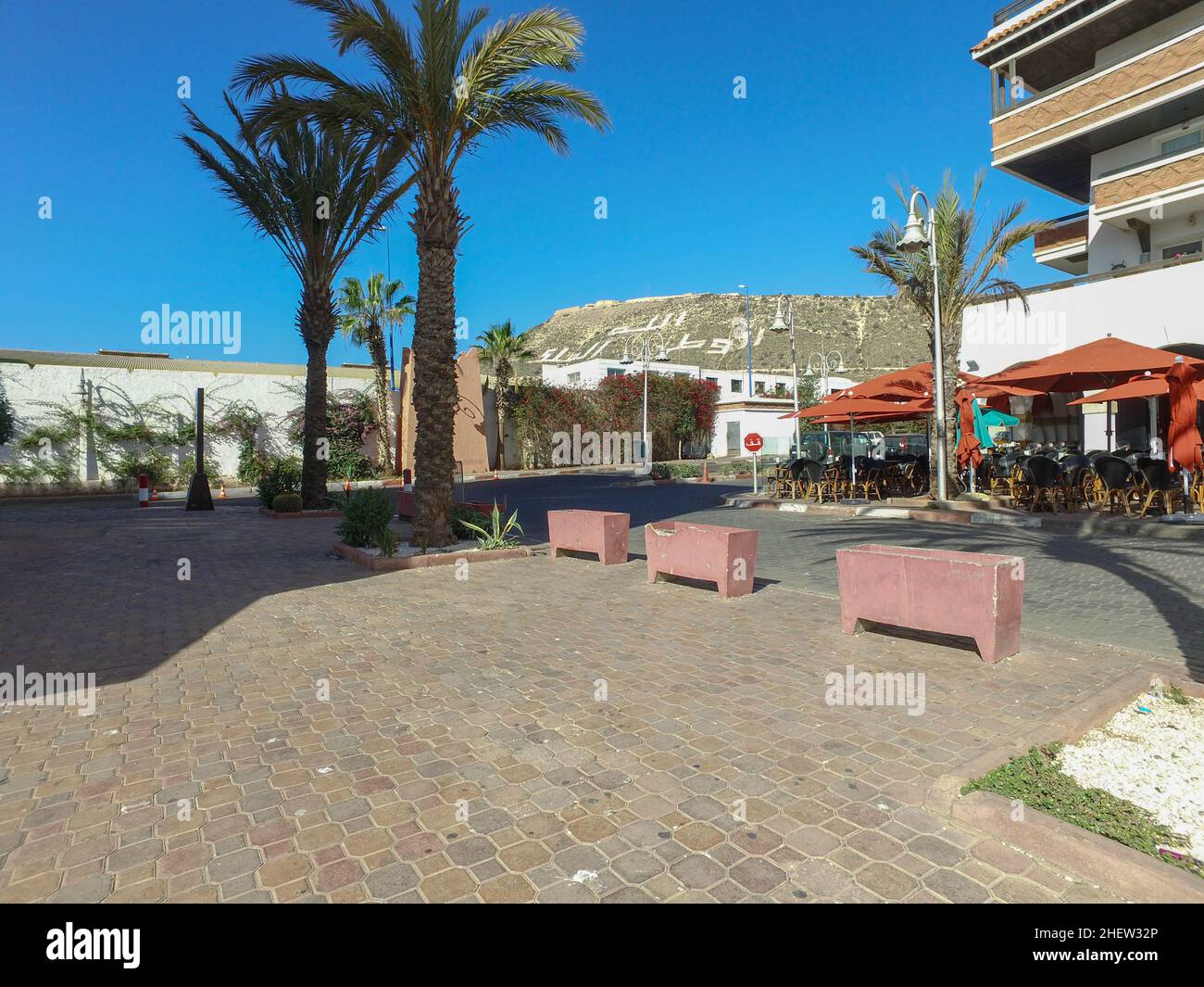 Photo de ville prise à Agadir au Maroc, en arrière-plan vous pouvez voir le monument dans la colline connue localement sous le nom d'Agadir OufellaDCIMPANORAMA100 031 Banque D'Images