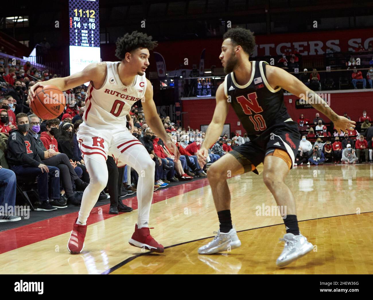 Piscataway, New Jersey, États-Unis.12th janvier 2022.Rutgers Scarlet Knights Guard Geo Baker (0) est défendu par le garde des Cornhuskers du Nebraska Kobe Webster (10) dans la première moitié du match entre les Cornhuskers du Nebraska et les Rutgers Scarlet Knights à Jersey Mikes Arena à Piscataway, New Jersey, le samedi 8 2022 janvier.Rutgers a battu Nebraska 93-65.Duncan Williams/CSM/Alamy Live News Banque D'Images