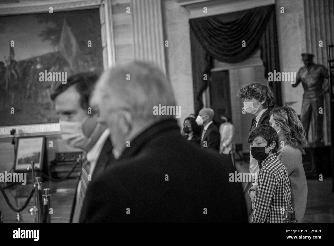 Les visiteurs rendent hommage à l'ancien chef de la majorité au Sénat Harry Reid alors qu'il se trouve dans l'État de la Rotunda au Capitole des États-Unis à Washington, DC, le mercredi 12 janvier 2022.Pour la deuxième fois en un peu plus d'un mois, le Sénat américain enterrer l'un de ses propres.Crédit : Rod Lamkey/CNP Banque D'Images