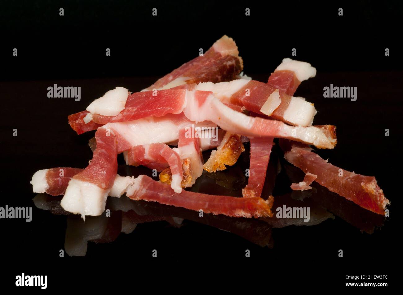 tranche fine de bacon sur fond noir Banque D'Images