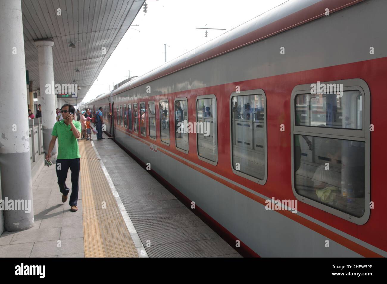 Train à la gare de Shanhaiguan, Hebei, Chine Banque D'Images