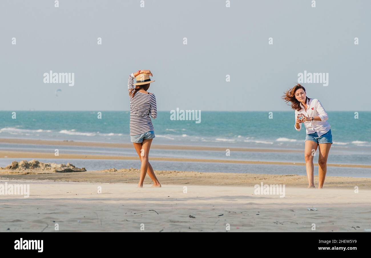 Touristes thaïlandais féminins à Khao Kalok Beach au sud de Hua Hin dans la province de Prachuap Khiri Khan en Thaïlande Banque D'Images