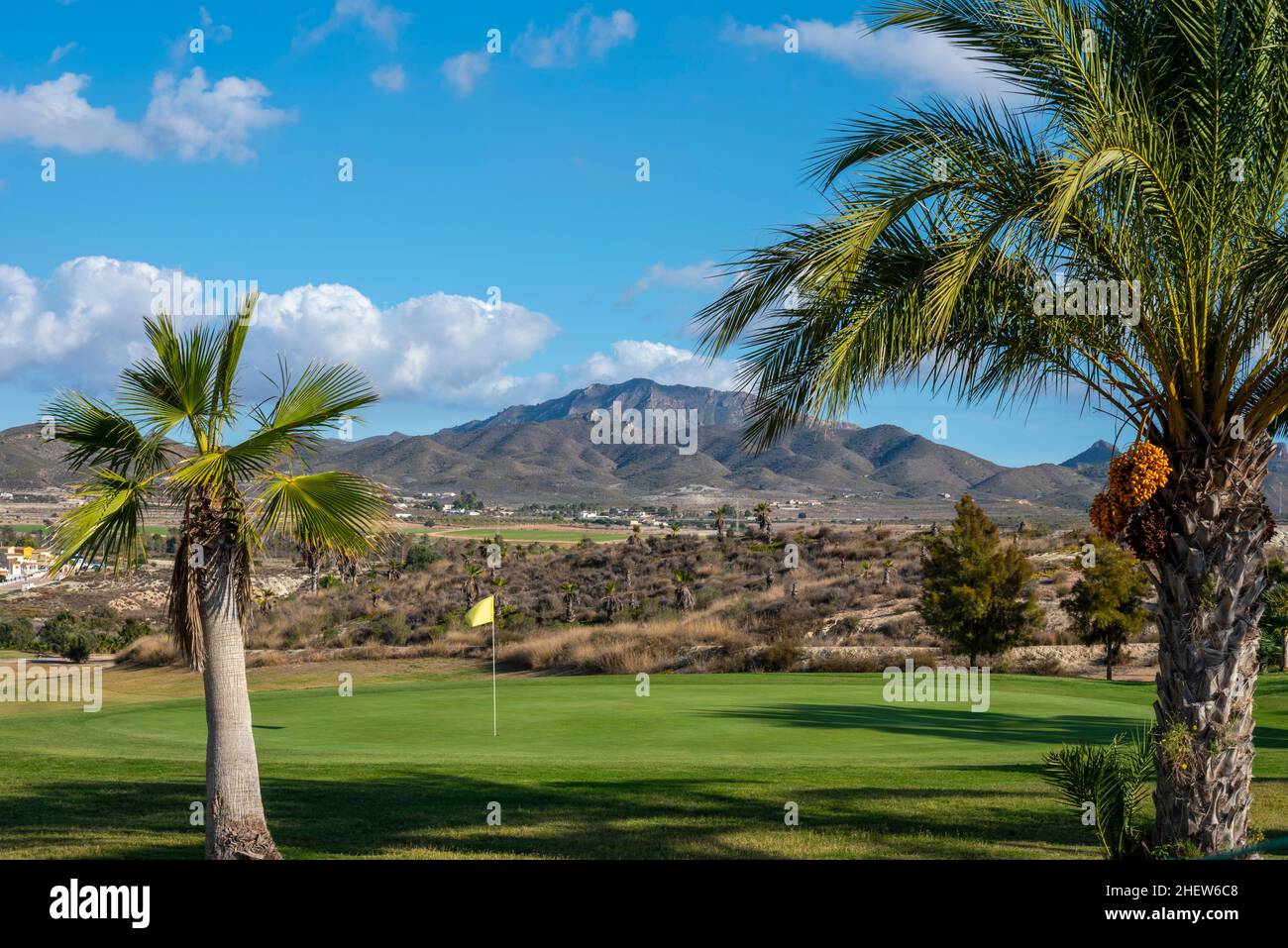Vert et drapeau d'un trou sur le terrain de golf de Camposol, région de Murcia, Costa Calida, Espagne.Camposol est une ville populaire avec les anciens pats britanniques Banque D'Images