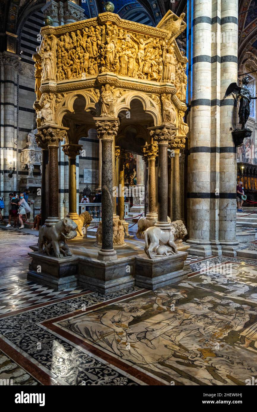 La chaire de la cathédrale de Sienne est en marbre de Carrare et a été sculptée dans le style gothique du nord.Sienne, Italie, août 2021 Banque D'Images