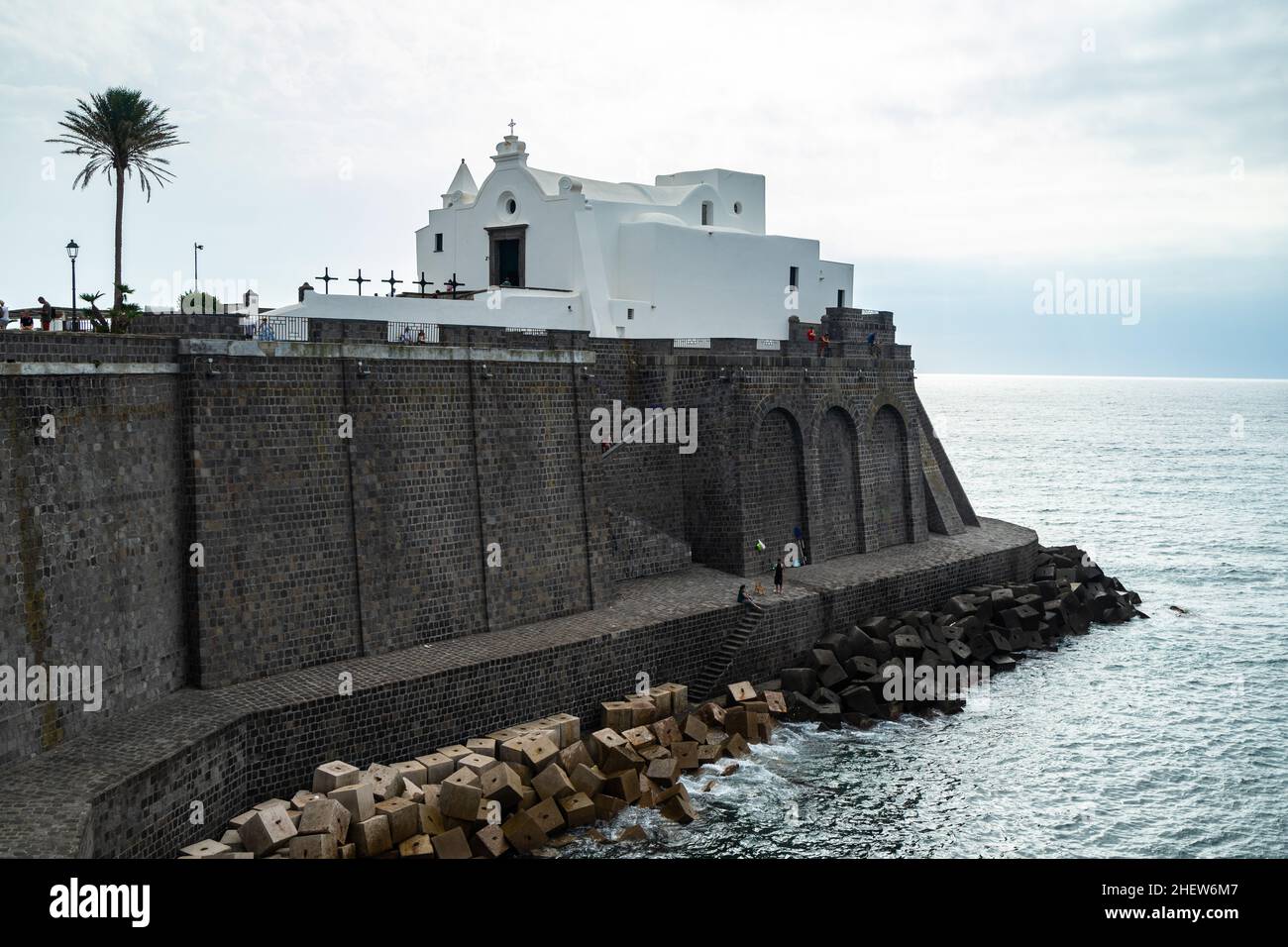 Extérieur de la jolie Chiesa del Soccorso, célèbre attraction touristique de Forio, Ischia, Italie Banque D'Images