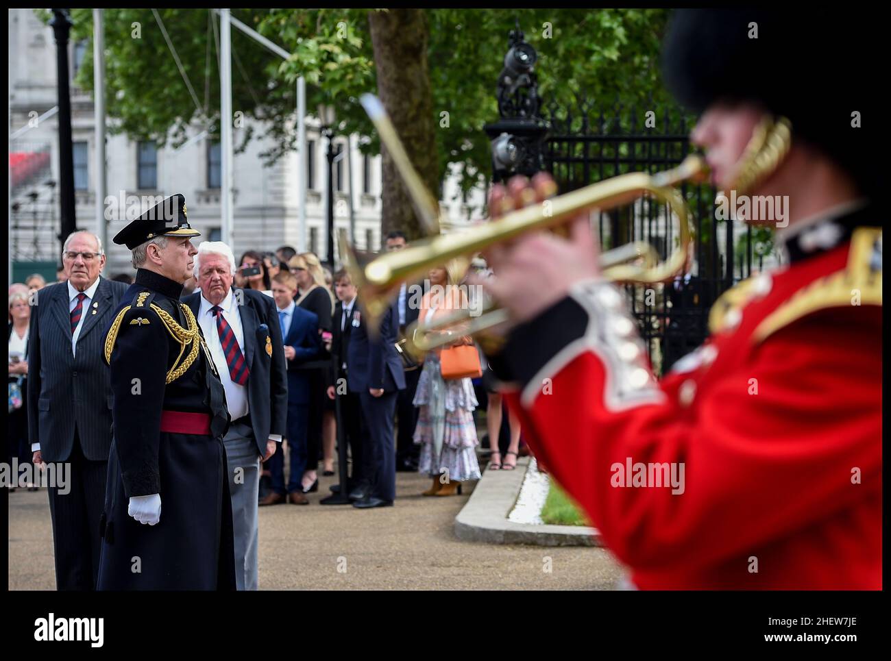 FileImage ©sous licence de Parsons Media.Le prince Andrew doit faire face à une affaire civile aux États-Unis.Il a été rapporté que le Prince Andrew serait confronté à une affaire civile aux États-Unis suite à des allégations d'agression sexuelle d'une femme à l'âge de 17 ans.Virginia Giuffre poursuit le prince, prétendant qu'il l'a abusée en 2001.HRH le prince Andrew, le duc de York, parle avec les Grenadiers et leurs familles au Guards Memorial sur les Horse Guards de Londres.Le duc a également assisté au Grenadier Guards Regimental Remembrance Service.Photo par photo par Pete Maclaine / Parsons Media Banque D'Images