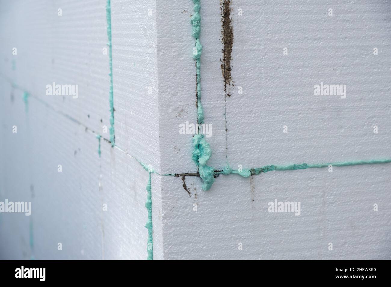 Installation de feuilles d'isolation en mousse de polystyrène sur le mur de la façade de la maison pour la protection thermique. Banque D'Images