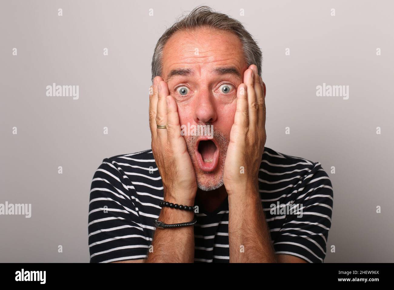 Portrait d'un bel homme heureux devant un arrière-plan coloré Banque D'Images