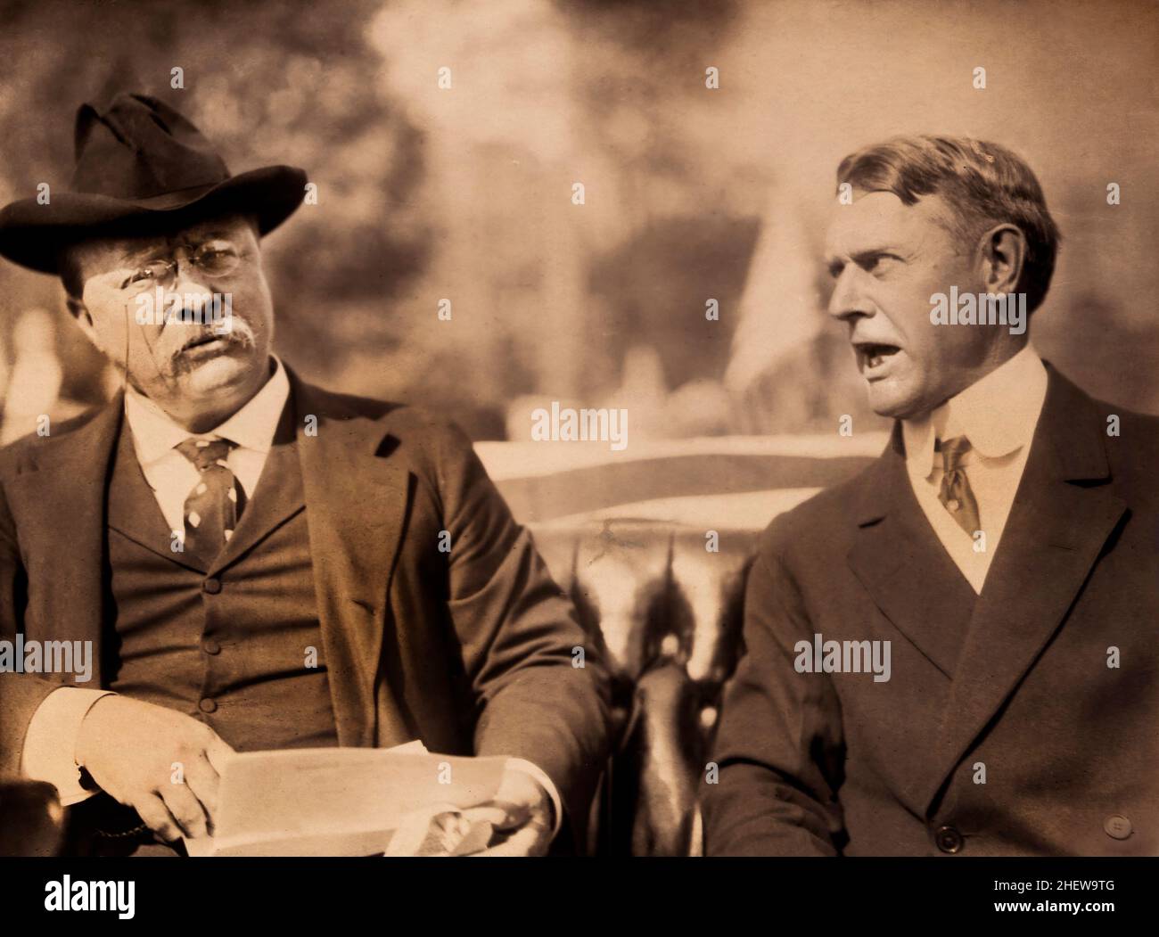 L'ancien président américain Theodore Roosevelt avec l'ancien sénateur américain de l'Indiana Albert Beveridge lors de la campagne électorale présidentielle américaine sous le nouveau Parti progressiste, artiste non identifié, 1912 Banque D'Images