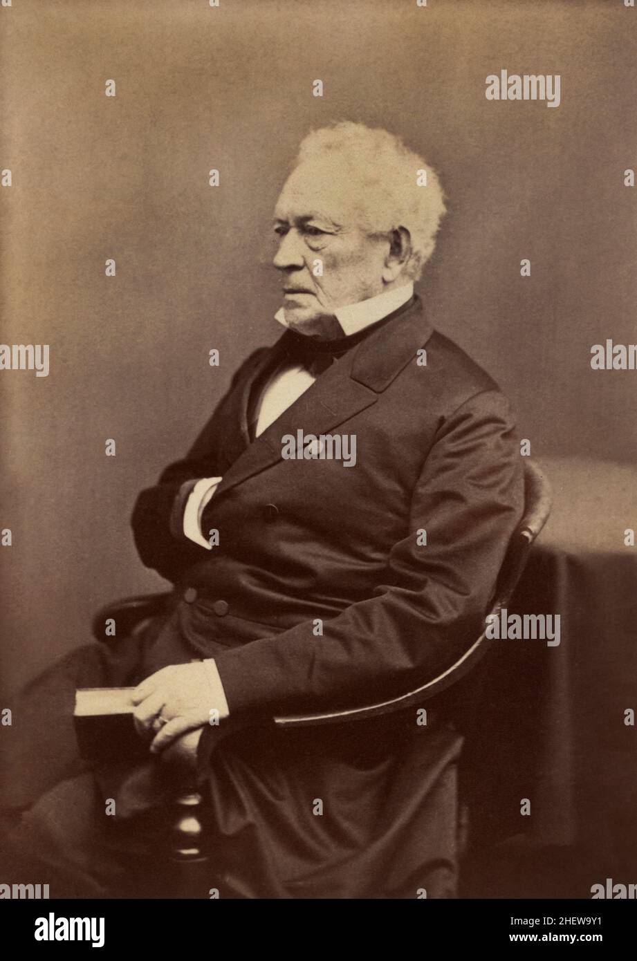 Edward Everett (1794-1865), américain, politicien, diplomate, pasteur,Éducateur et orateur, a servi comme représentant des États-Unis, sénateur des États-Unis, 15th gouverneur du Massachusetts, ministre des États-Unis en Grande-Bretagne, et secrétaire d'État des États-Unis, assis Portrait, artiste non identifié, 1860 Banque D'Images