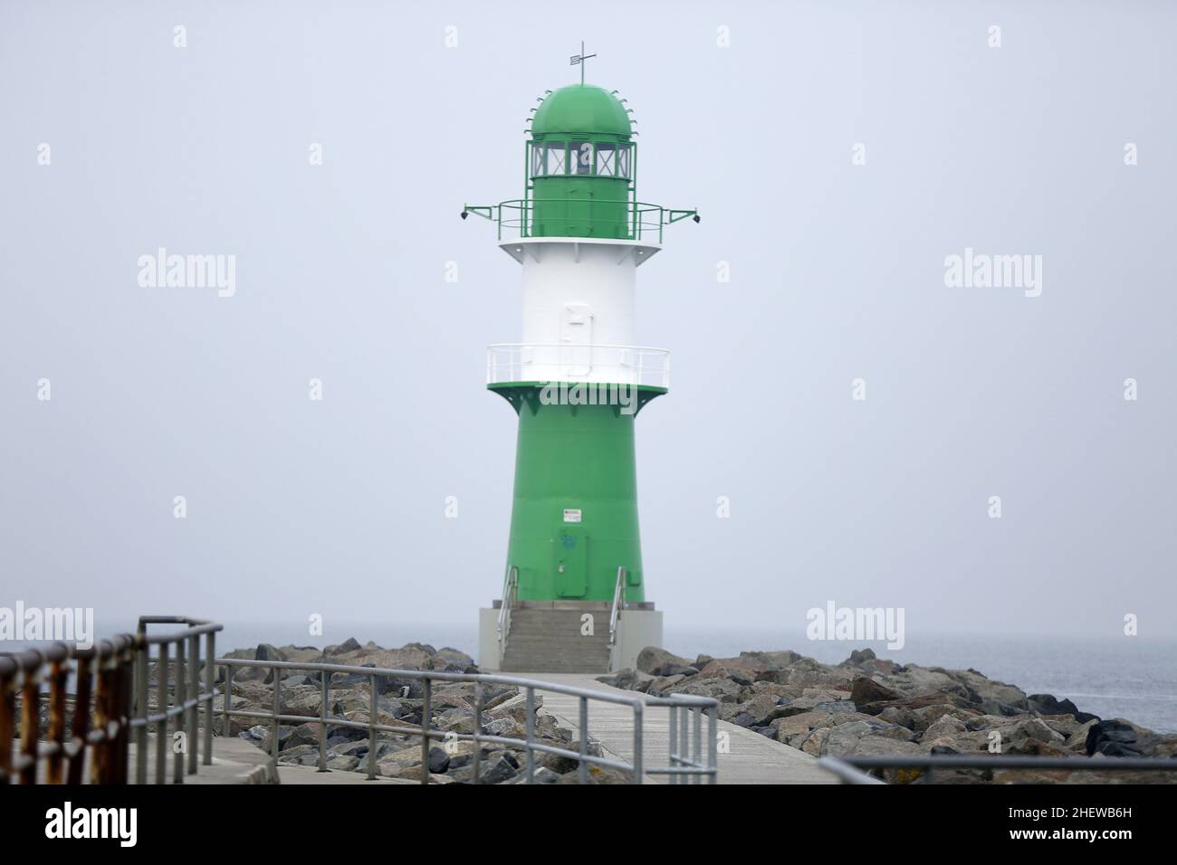 11 janvier 2022, Warnemünde, Mecklembourg Vorpommern, Allemagne: Mecklembourg-Poméranie occidentale: Le Teepott est l'un des monuments de Warnemünde et est situé à l'extrémité est de la promenade de la plage juste à côté du phare de Warnemünde et à quelques mètres seulement de la jetée ouest et de la vieille rivière.Le bâtiment abrite maintenant des restaurants, des cafés et des boutiques.(Credit image: © Simone Kuhlmey/Pacific Press via ZUMA Press Wire) Banque D'Images