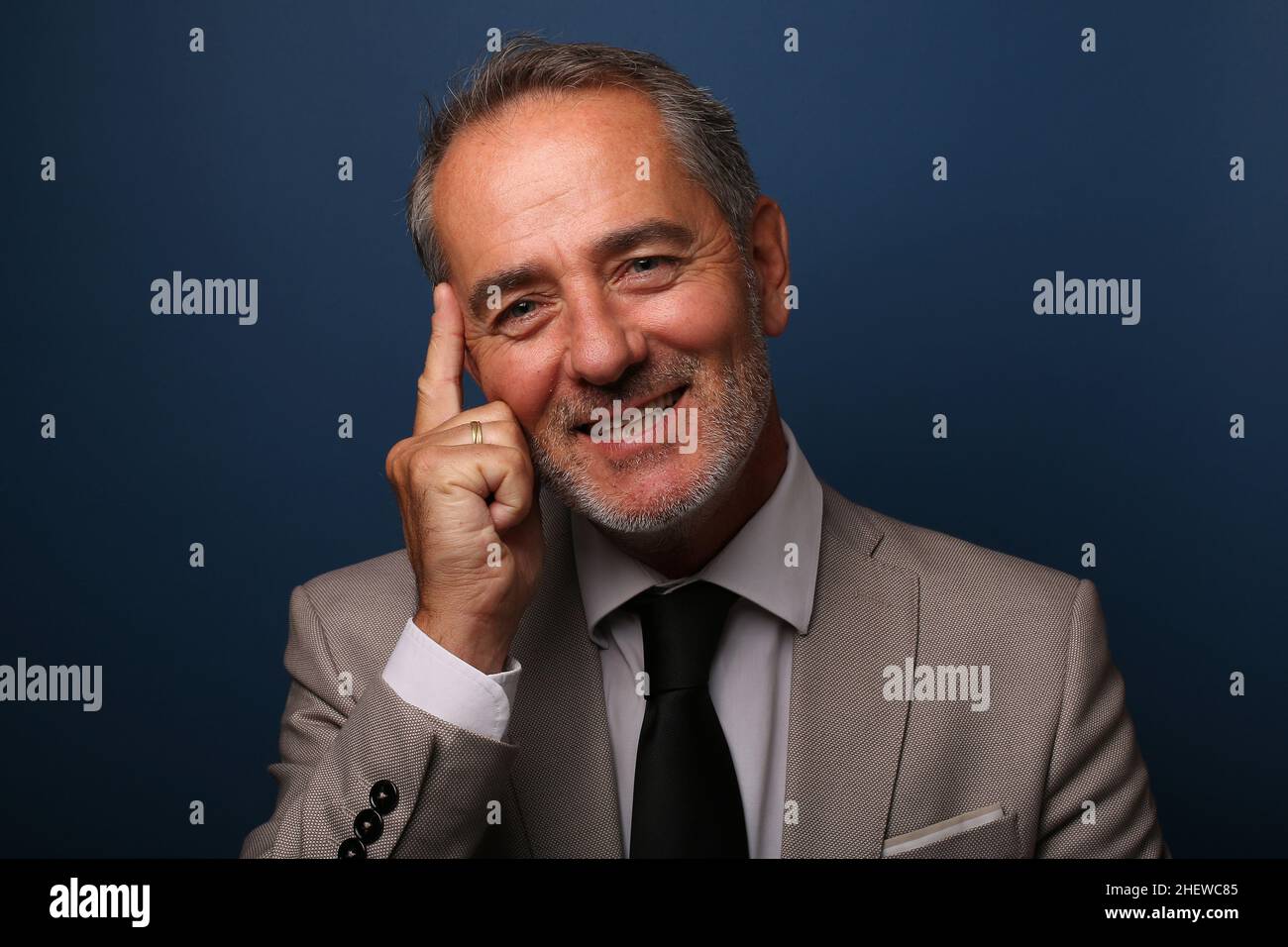 Portrait d'un bel homme heureux devant un arrière-plan coloré Banque D'Images