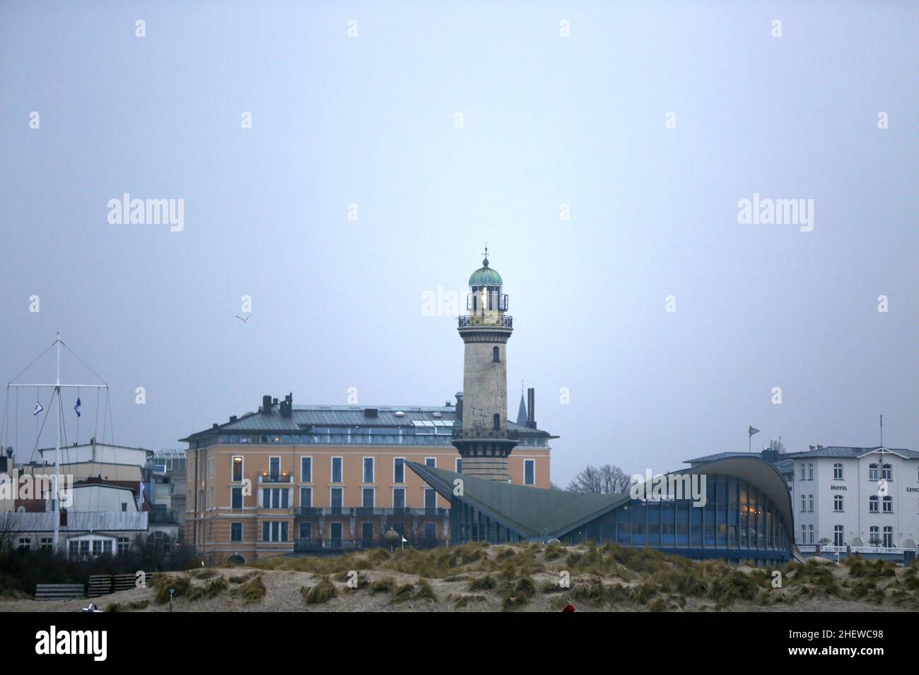 11 janvier 2022, Warnemünde, Mecklembourg Vorpommern, Allemagne: Mecklembourg-Poméranie occidentale: Le Teepott est l'un des monuments de Warnemünde et est situé à l'extrémité est de la promenade de la plage juste à côté du phare de Warnemünde et à quelques mètres seulement de la jetée ouest et de la vieille rivière.Le bâtiment abrite maintenant des restaurants, des cafés et des boutiques.(Credit image: © Simone Kuhlmey/Pacific Press via ZUMA Press Wire) Banque D'Images